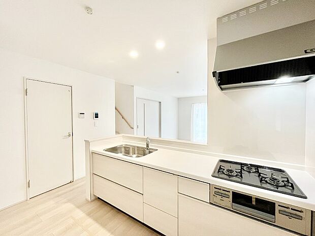 【ダイニングキッチン】リビングで遊ぶお子様を見守りながらお料理ができる対面キッチン。