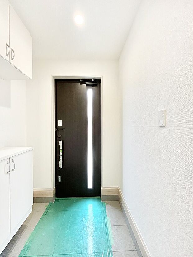 【玄関】明るい玄関はお客様をお出迎えするのにぴったりです!