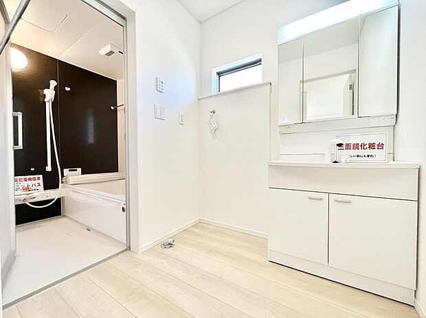 【脱衣場】身支度もスムーズにおこなえる脱衣場。  