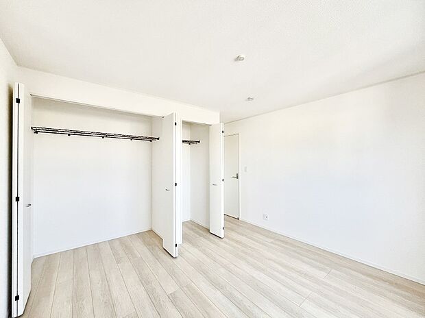 【寝室】使いやすい形でベットや家具の置き方にも困ることもありません。   