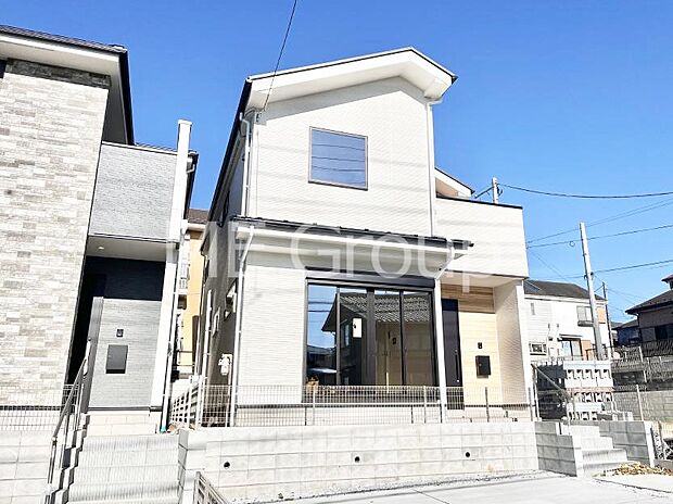 【現地外観写真】洗練された外観、上質な住空間が広がる室内は永く安心して過ごせる住居です。