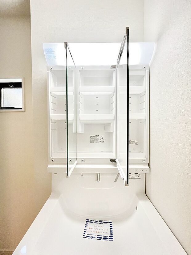 【三面鏡裏収納】三面鏡の裏に、化粧品や衛生用品などを収納可能。洗面台をすっきりと保ちます!