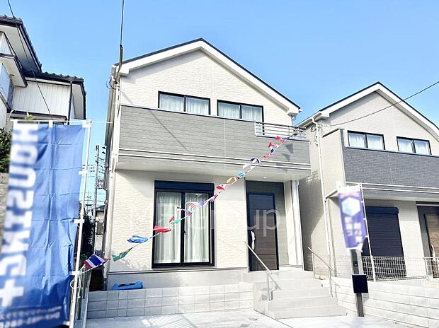 【現地外観写真】暮らしやすさと居心地の良さにこだわったシンプルで飽きのこないデザイン ！