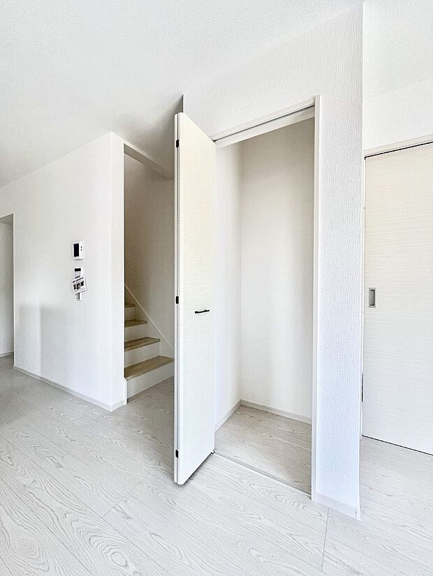 【リビング収納】リビング収納。ここに収納があると物が集まるLDKがスッキリ片付きそうですね。