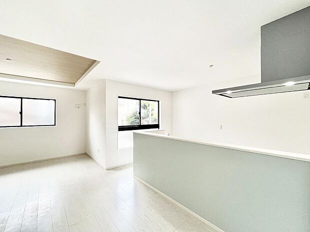 【リビングダイニング】明るい陽光が注ぎ、寛ぎの雰囲気に満たされるリビング・ダイニング。