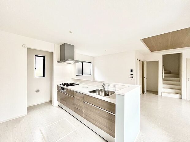 【ダイニングキッチン】料理をしながらご家族との会話を楽しめる対面カウンターキッチン