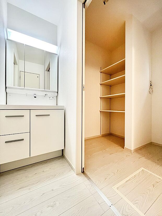 【洗面台・洗面所】ゆとりの洗面スペースで朝の身支度もラクラク