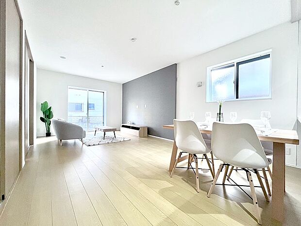 【リビングダイニング】明るい陽光が注ぎ、寛ぎの雰囲気に満たされるリビング・ダイニング。 