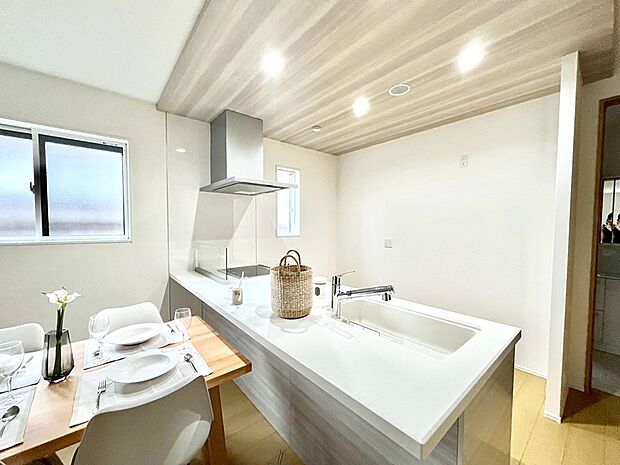 【ダイニングキッチン】料理をしながらでもご家族との会話を楽しめる対面キッチン