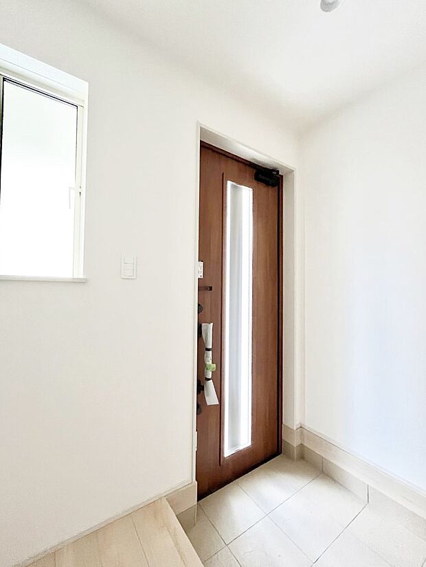 【玄関】ガラススリットの入った玄関ドアが室内に光を届けてくれます