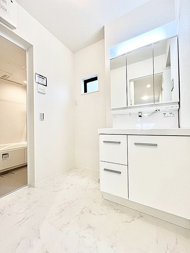 【脱衣場】清潔感のある快適空間です。毎日の身支度も気持ち良くお使い頂けます