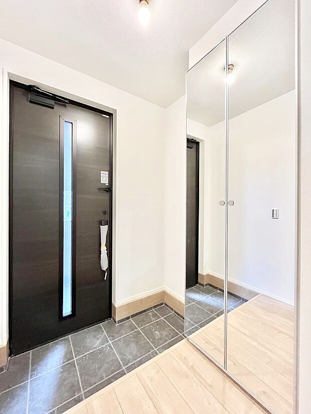 【玄関】ガラススリットの入った玄関ドアが室内に光を届けてくれます