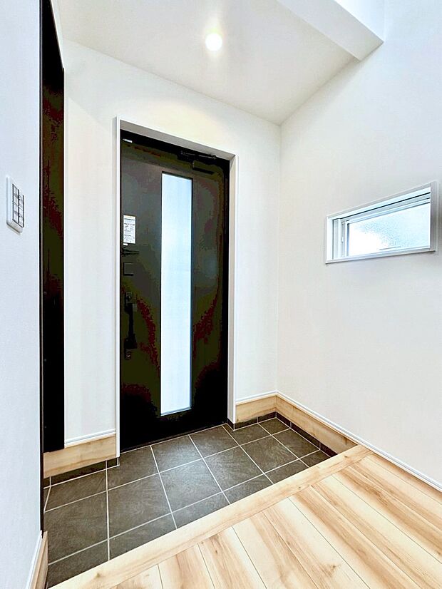 【玄関】明るい玄関はお客様をお出迎えするのにぴったりです！