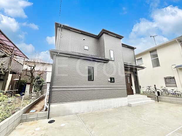 【現地外観写真】シンプルで落ち着きのある建物は住むかたの個性でオリジナルなものになっていきます。