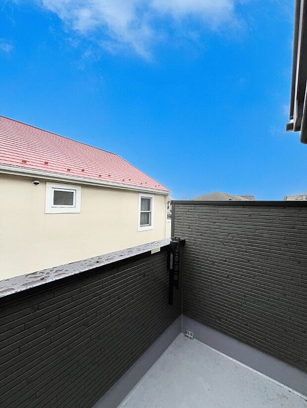 【バルコニー】ゆったりバルコニーだから沢山お洗濯ものを干せます。