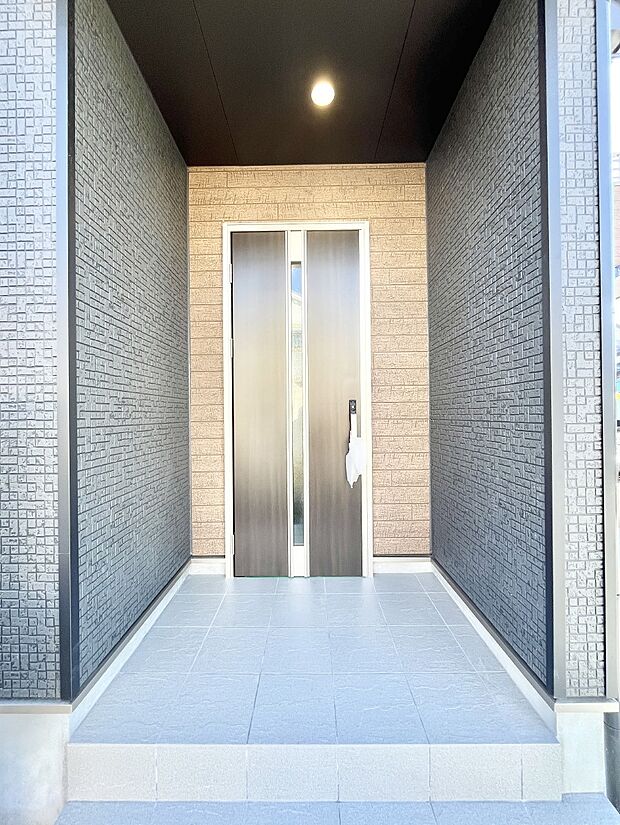 【玄関】玄関前は雨が降っても濡れにくい屋根付き