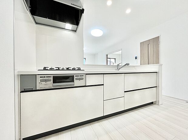 【ダイニングキッチン】料理をしながらでもご家族との会話を楽しめる対面キッチン