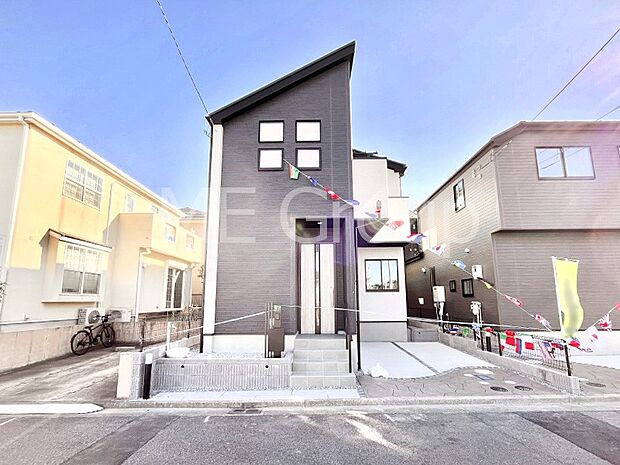 【現地外観写真】心地よい暮らしが送れそう!明るい陽光に包まれる全室2面採光の住まい。