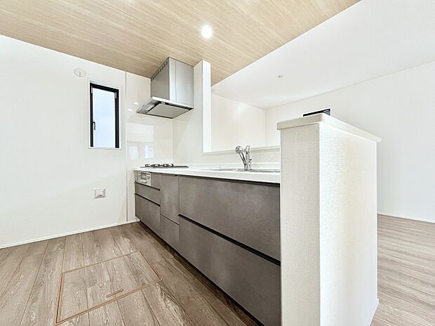 【ダイニングキッチン】爽やかな風が通り抜けるキッチン。窓があるので明るく換気にも役立ちます。