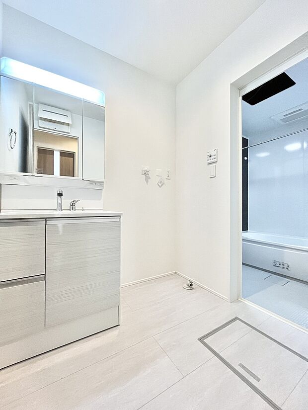 【脱衣場】清潔感ある洗面化粧室で朝の身支度も快適