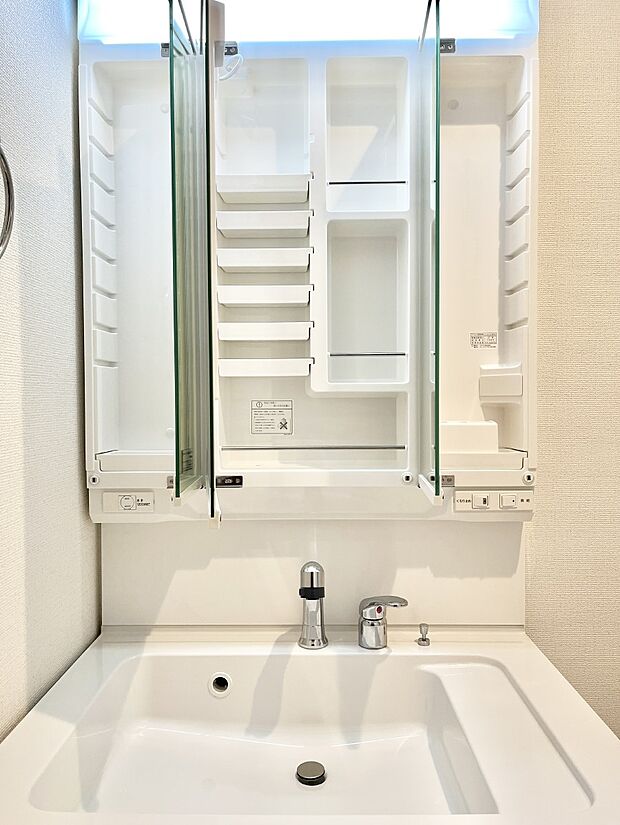 【三面鏡裏収納】三面鏡の裏に、化粧品や衛生用品などを収納可能。洗面台をすっきりと保ちます!