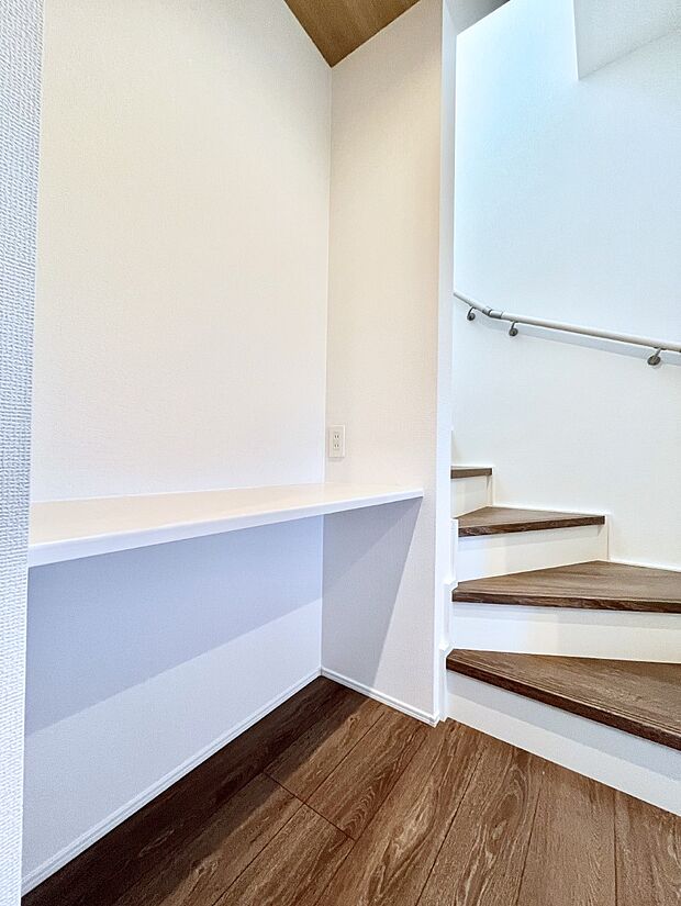 【収納】1階廊下のカウンタースペース。多用途にお使いいただけます。