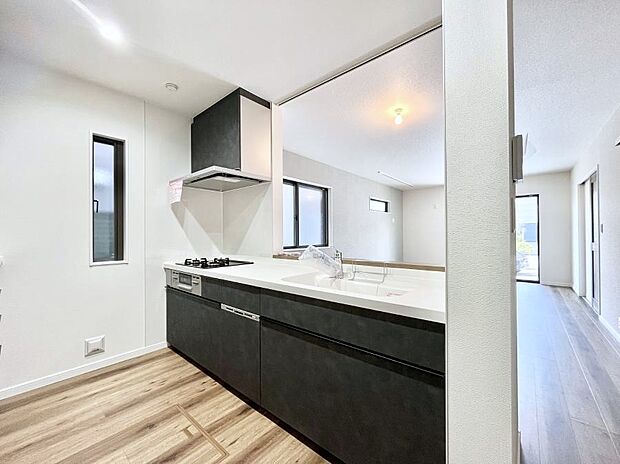 【ダイニングキッチン】料理をしながらご家族との会話を楽しめる対面カウンターキッチン  