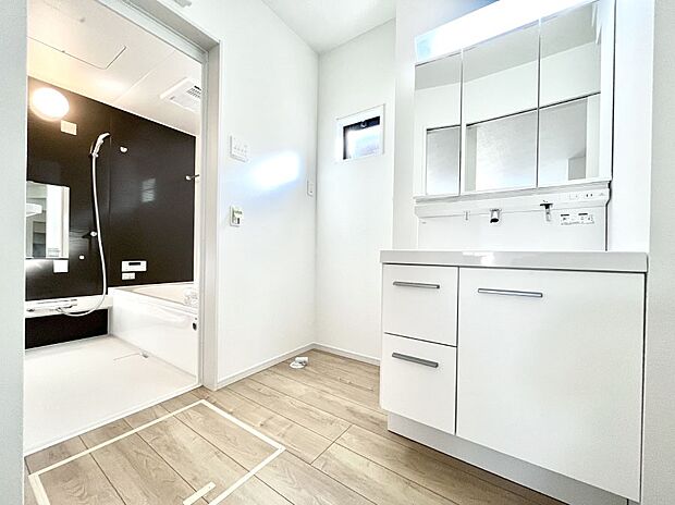 【脱衣場】清潔感のある快適空間です。毎日の身支度も気持ち良くお使い頂けます。 
