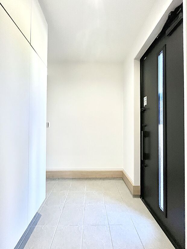 【玄関】明るい玄関はお客様をお出迎えするのにぴったりです！