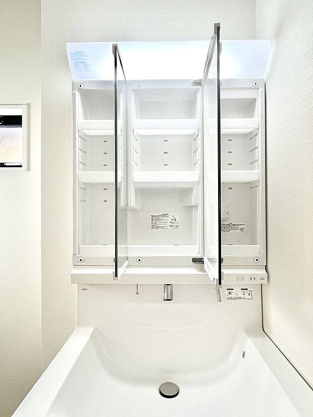 【三面鏡裏収納】三面鏡の裏に、化粧品や衛生用品などを収納可能。洗面台をすっきりと保ちます！