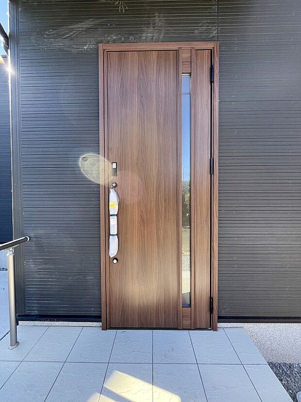 【玄関】大切な家族、来客を出迎える玄関。