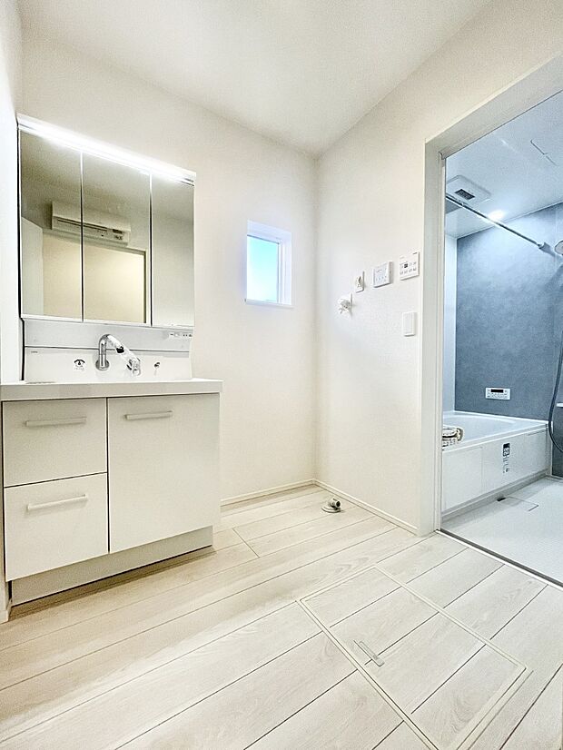 【洗面台・洗面所】清潔感のある快適空間です。毎日の身支度も気持ち良くお使い頂けます。 