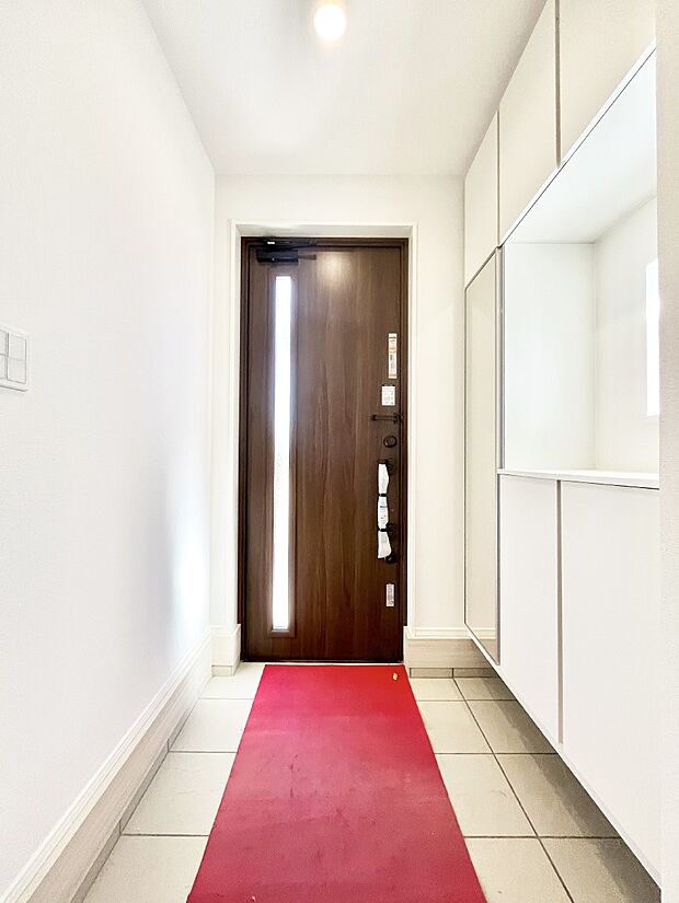 【玄関】明るい玄関はお客様をお出迎えするのにぴったりです！