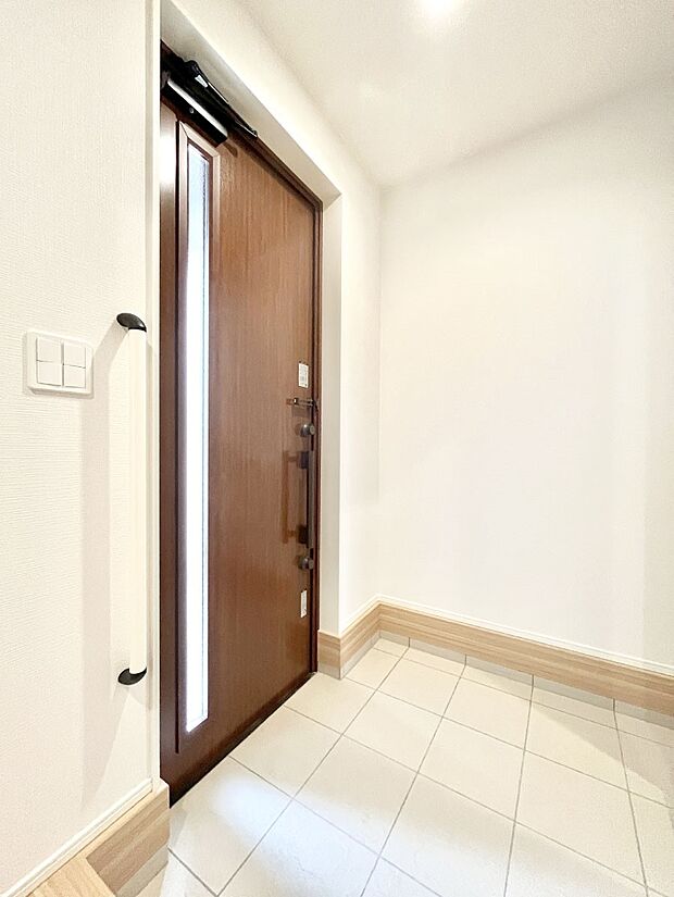 【玄関】明るい玄関はお客様をお出迎えするのにぴったりです！