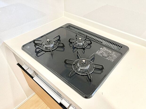 【Ｓｉセンサーコンロ】ガスコンロはＳｉセンサー搭載。火力調節や焦げ付き・消し忘れも防いでくれます。