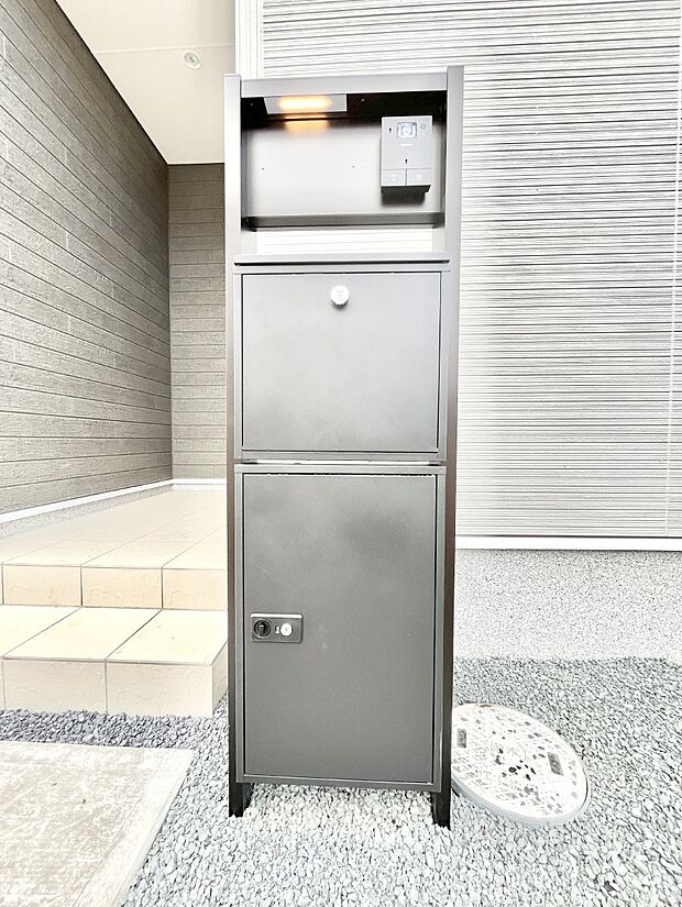 【その他現地】シンプルデザインのポスト。