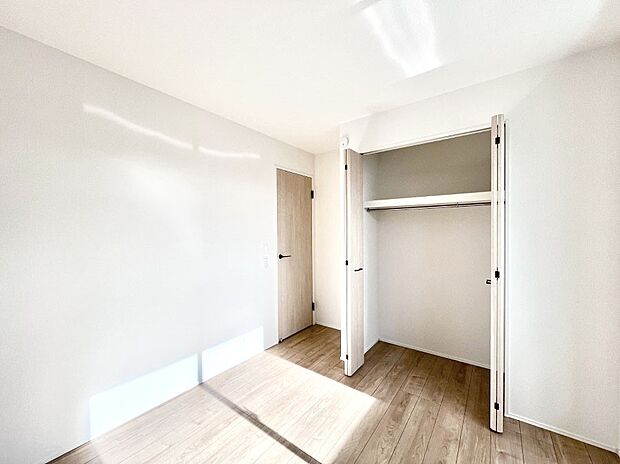 【寝室】収納が充実しているので居住スペースを広々使えます  