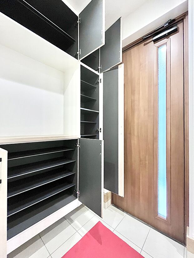 【シューズボックス】たっぷり収納できるシューズボックスで家族全員の靴も、玄関すっきり。