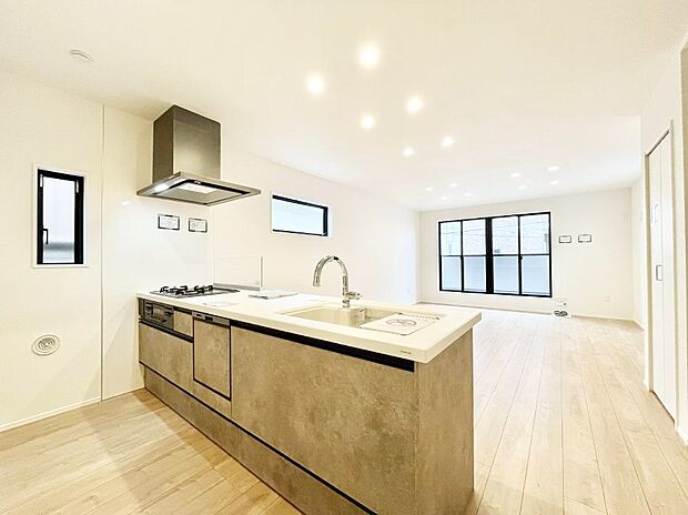 【ダイニングキッチン】料理をしながらご家族との会話を楽しめる対面カウンターキッチン