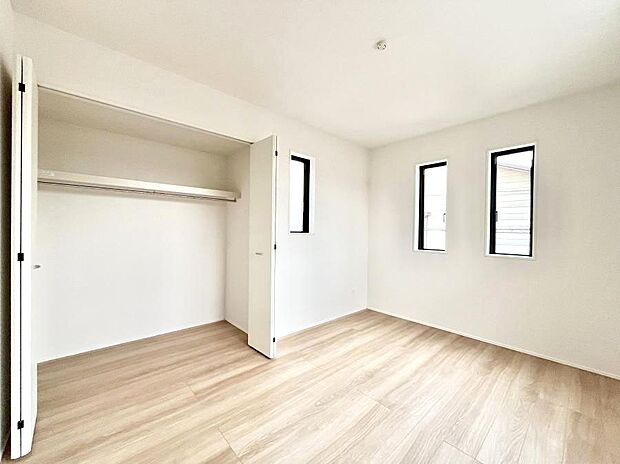 【寝室】収納が充実しているので居住スペースを広々使えます  