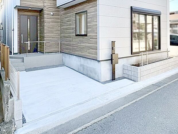 【駐車場】目の前が駐車場だと雨の日も大量にお買い物をした時も便利ですね