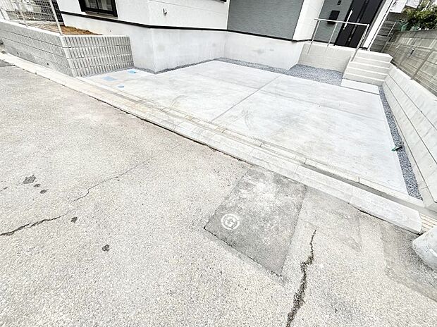 【駐車場】駐車2台可能!急なお客様の駐車に。また、ご家族の自転車スペースとしても大活躍。