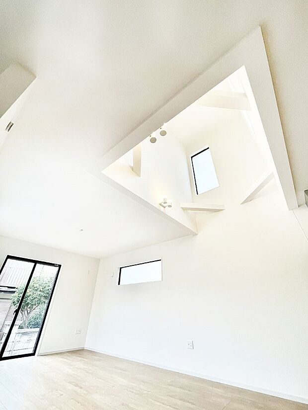 【吹き抜け 】明るい日差しが差し込む吹き抜け設計