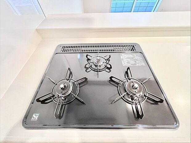 【Siセンサーコンロ】ガスコンロはSiセンサー搭載。火力調節や焦げ付き・消し忘れも防いでくれます。