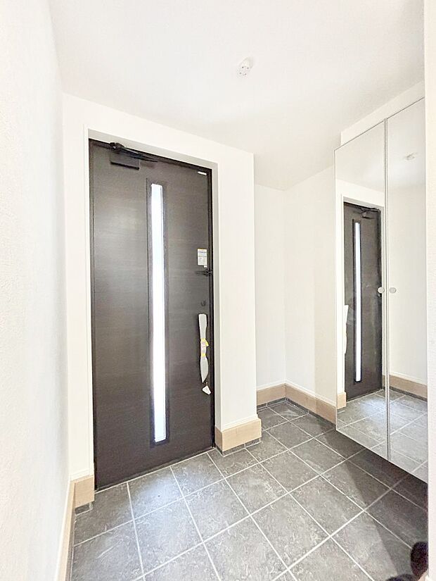 【玄関】ミラー付きシューズボックスはお出かけ前の身だしなみチェックに便利