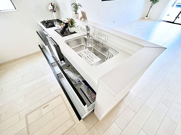 【廊下収納】廊下収納。掃除道具や季節の小物を収納することができます。