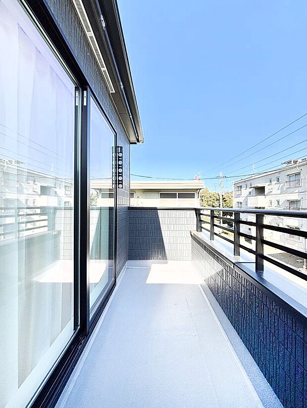 【バルコニー】暖かな陽光が降り注ぐバルコニーはお洗濯におすすめ。爽やかな風も心地よいです。