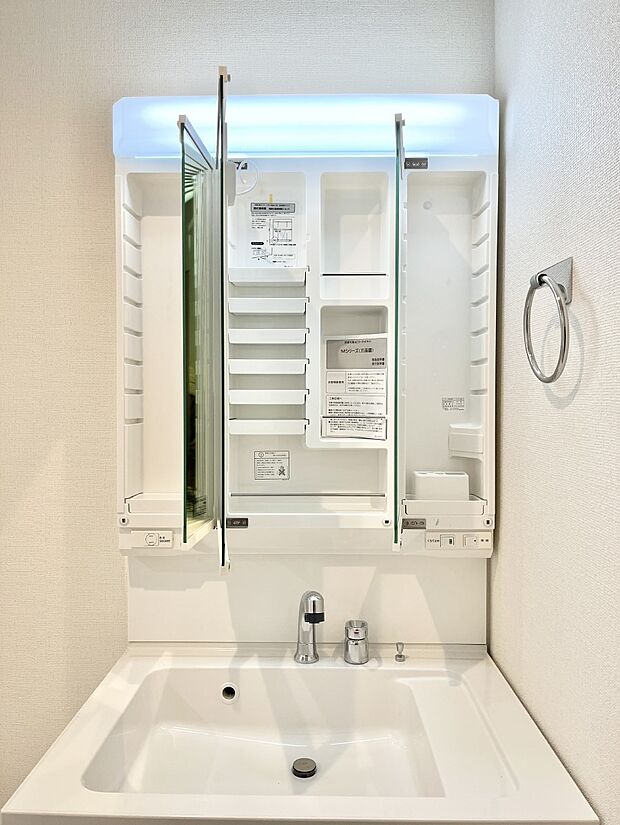 【三面鏡裏収納】三面鏡の裏に、化粧品や衛生用品などを収納可能。洗面台をすっきりと保ちます!