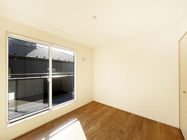 【寝室】使いやすい形でベットや家具の置き方にも困ることもありません。