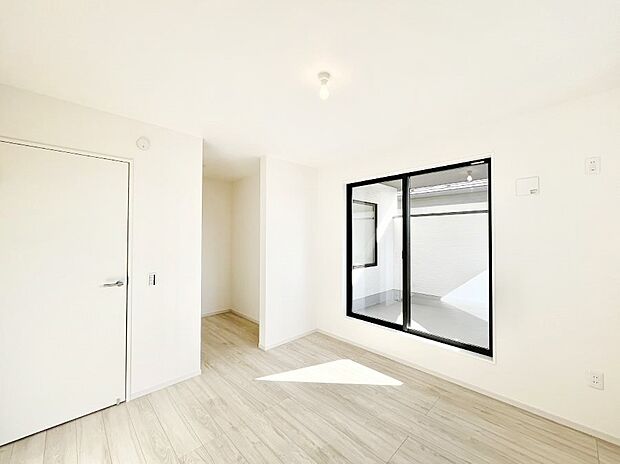 【寝室】明るいバルコニーサイドに洋室を設置。目覚めの良い寝室に。